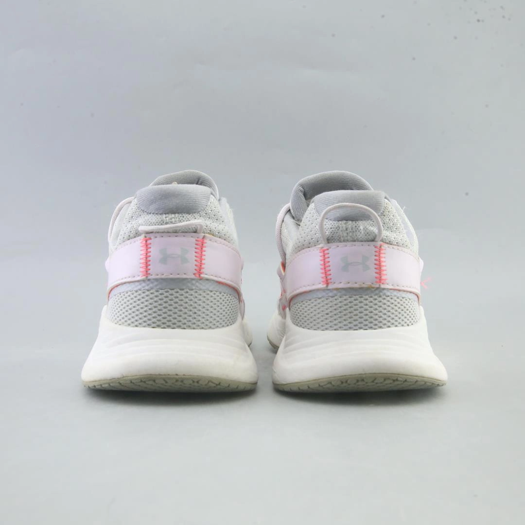 UNDER ARMOUR CHARGED BREATHE Under Armour trainer close-ups
