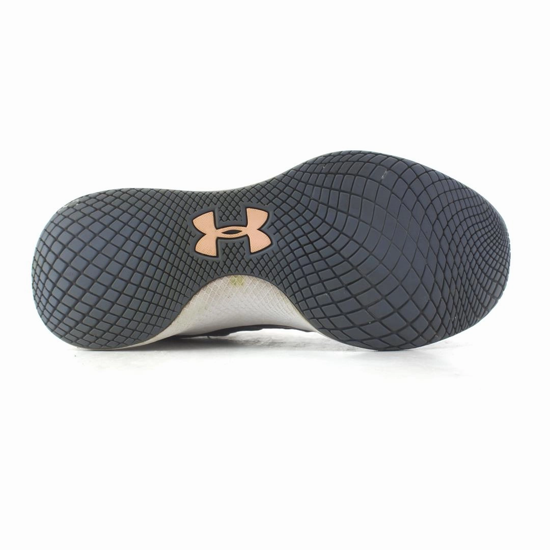 UNDER ARMOUR CHARGED BREATHE Under Armour trainer close-ups