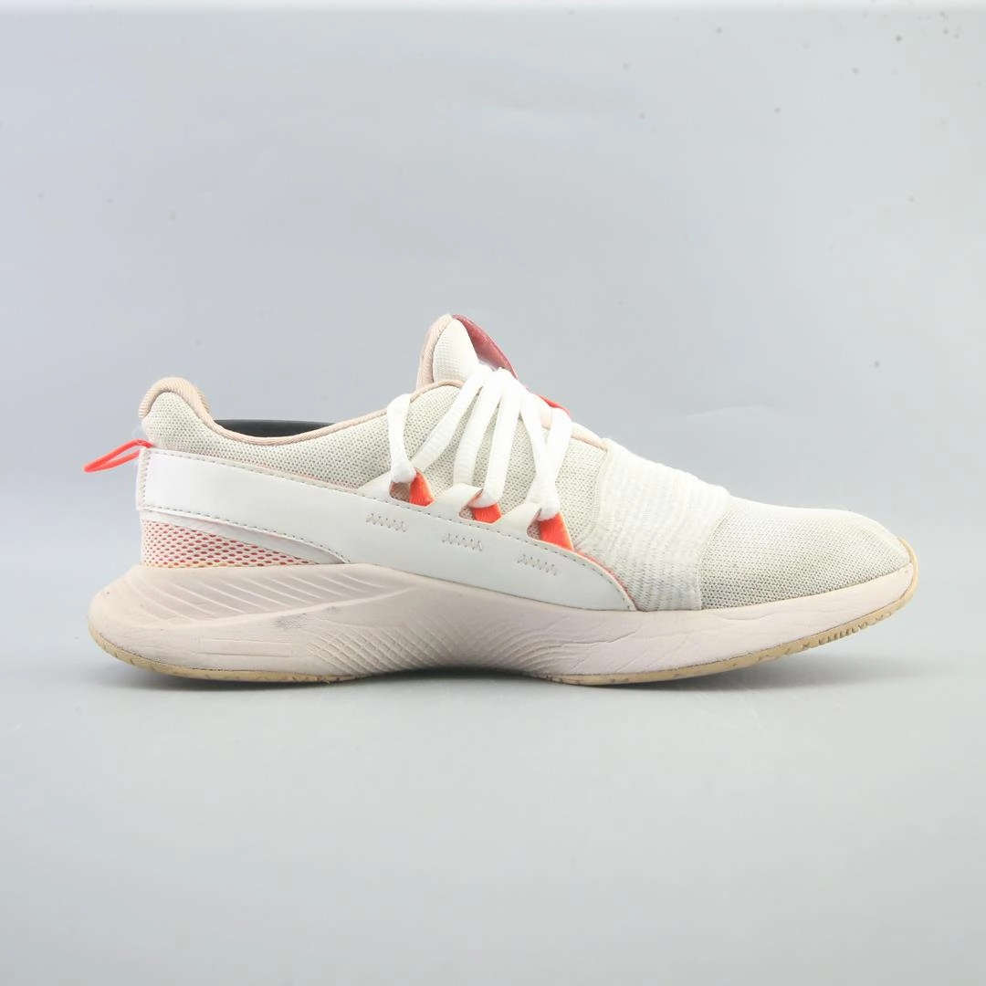UNDER ARMOUR CHARGED BREATHE Under Armour trainer close-ups