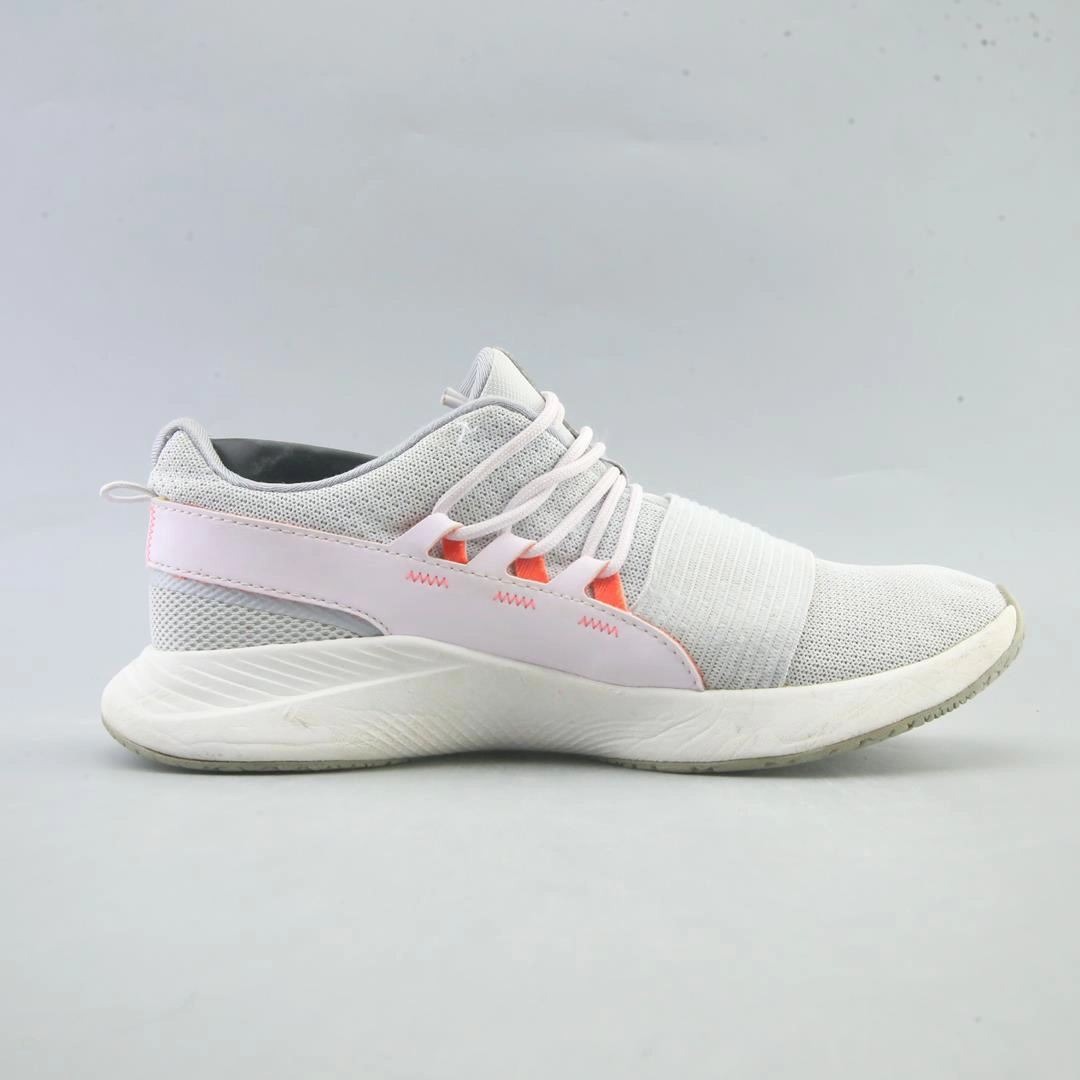 UNDER ARMOUR CHARGED BREATHE Under Armour trainer close-ups