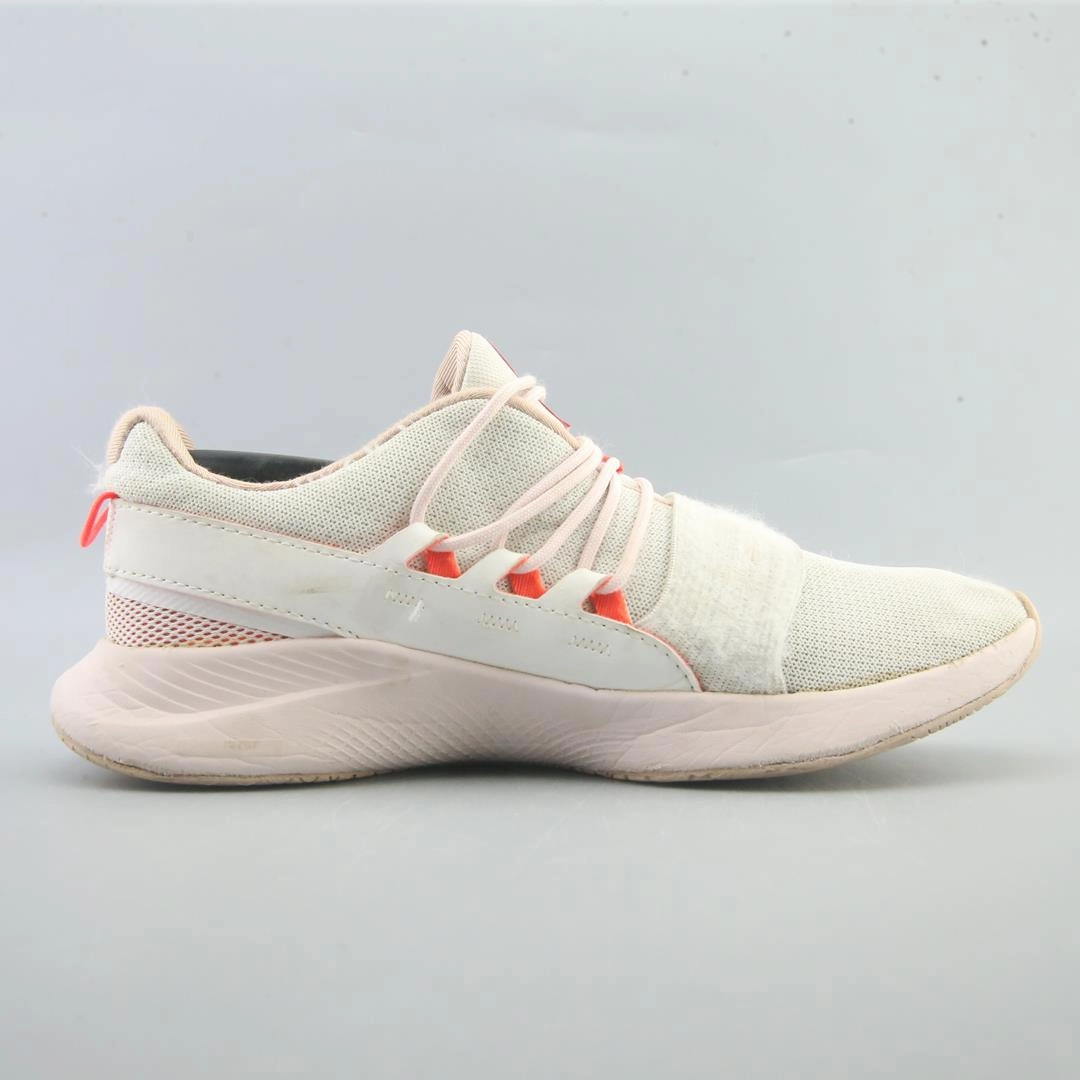UNDER ARMOUR CHARGED BREATHE Under Armour trainer close-ups