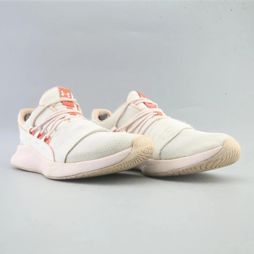 UNDER ARMOUR CHARGED BREATHE Under Armour trainer close-ups