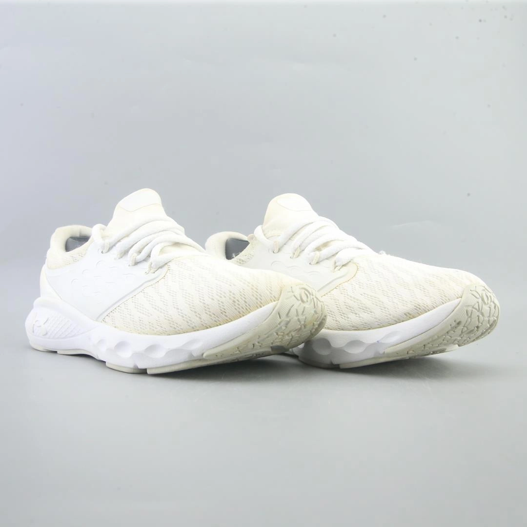 UNDER ARMOUR CHARGED VANTAGE Under Armour trainer close-ups
