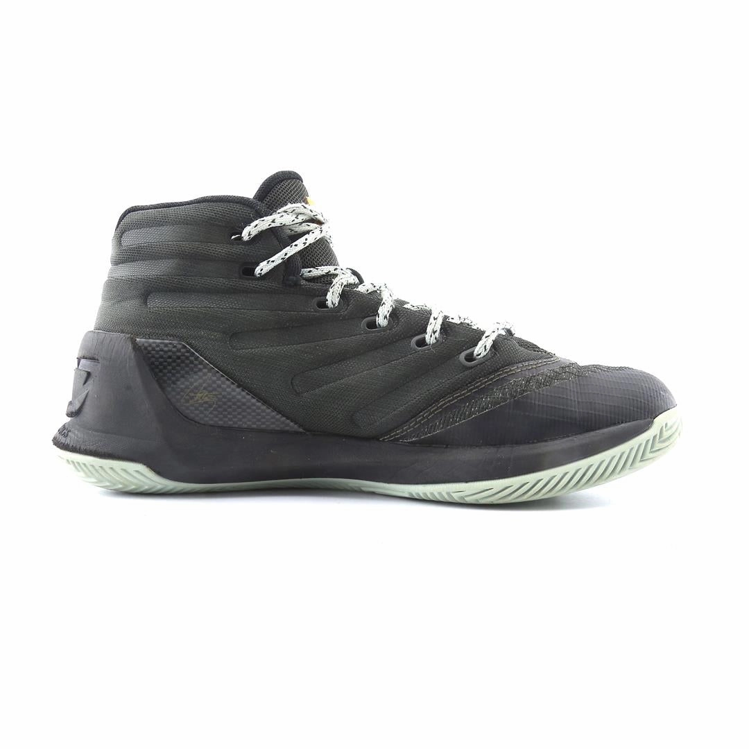 UNDER ARMOUR CURRY 3 Under Armour trainer close-ups