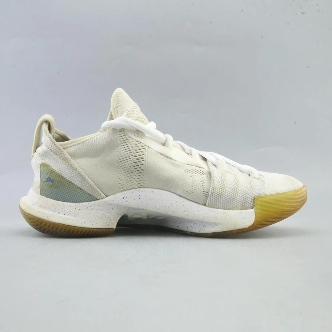UNDER ARMOUR CURRY 5 Under Armour trainer close-ups