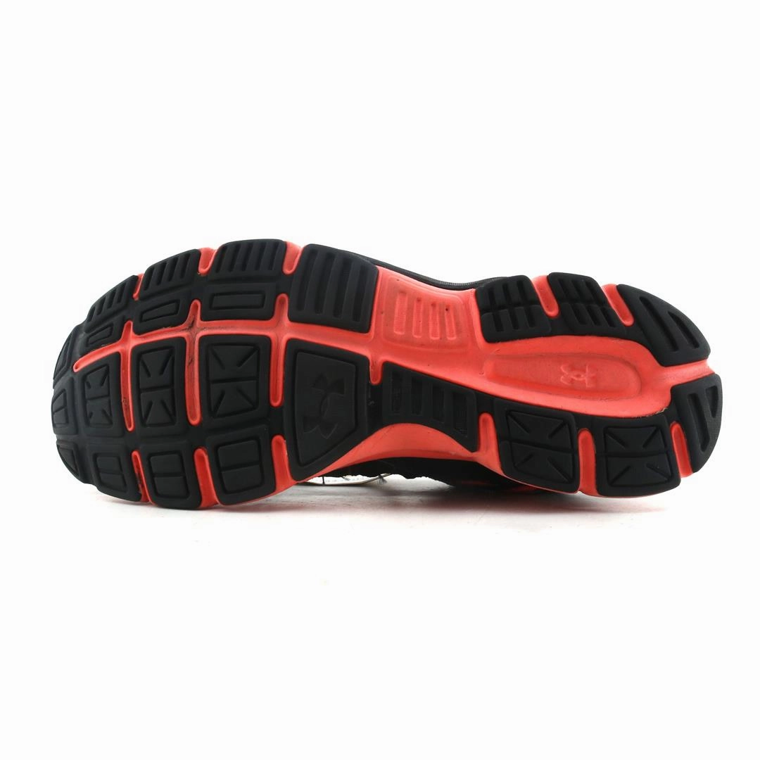 UNDER ARMOUR DASH Under Armour trainer close-ups