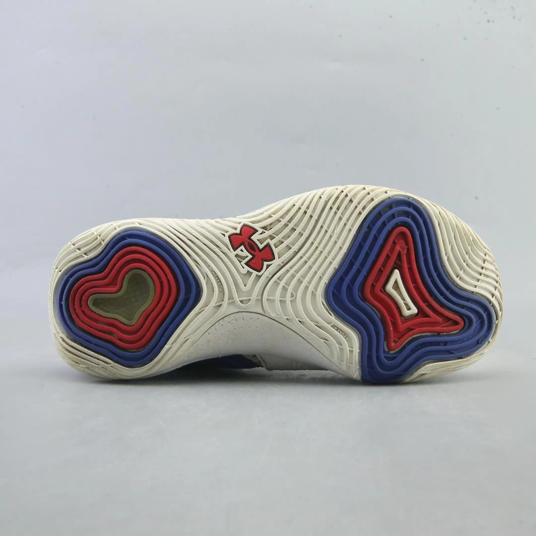 UNDER ARMOUR EMBIID 1 Under Armour trainer close-ups