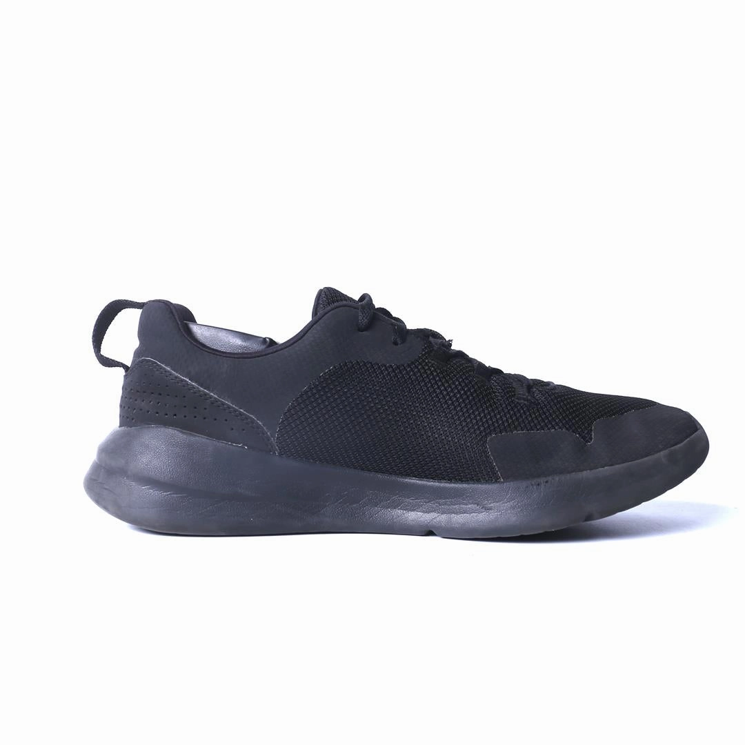 UNDER ARMOUR ESSENTIAL Under Armour sport shoe shots