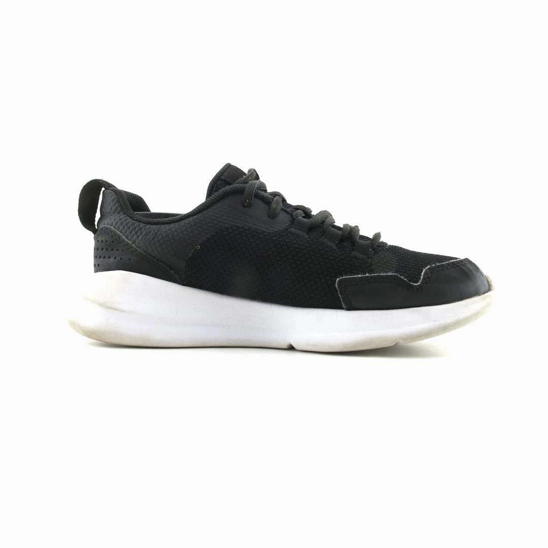 UNDER ARMOUR ESSENTIAL Under Armour trainer close-ups
