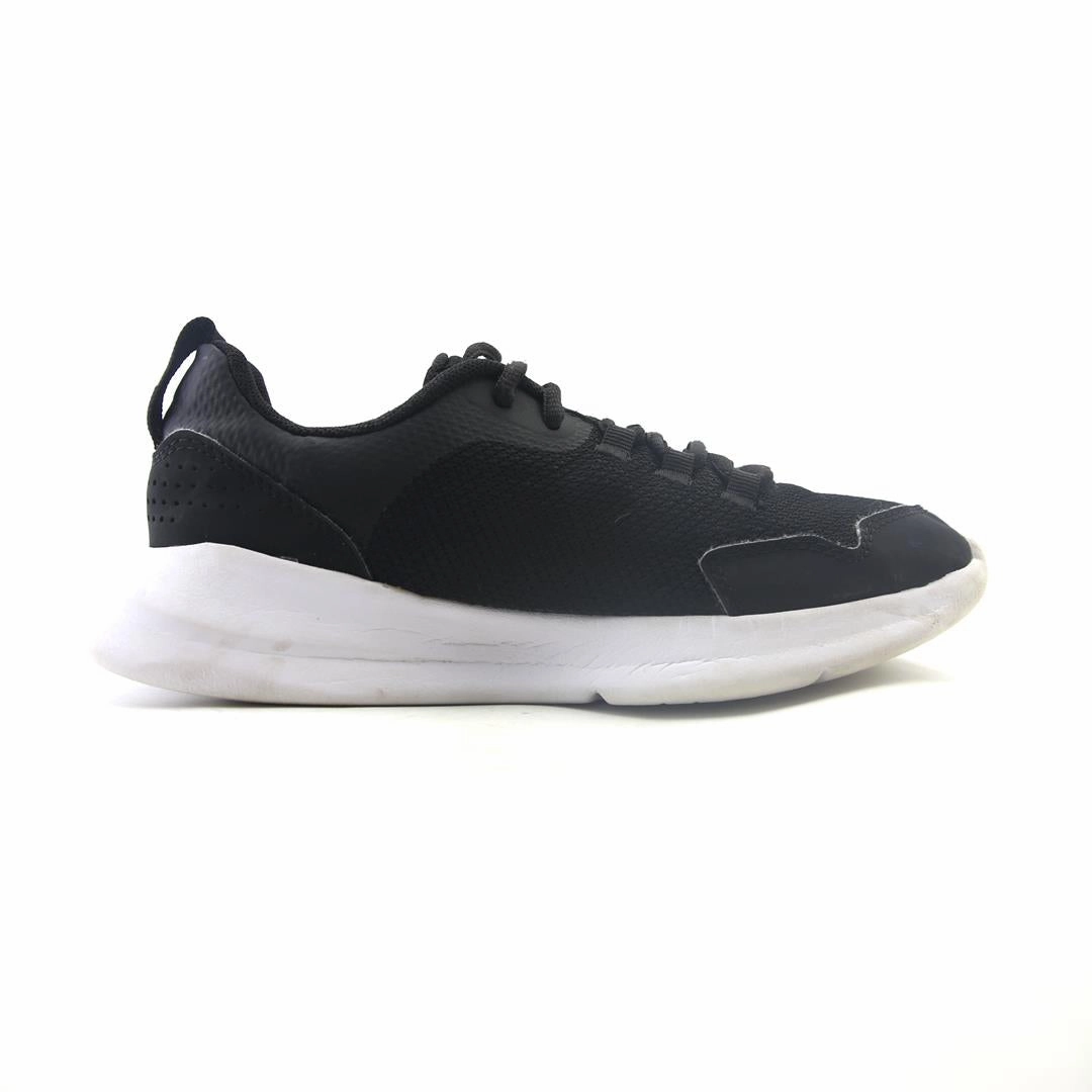 UNDER ARMOUR ESSENTIAL Under Armour trainer close-ups