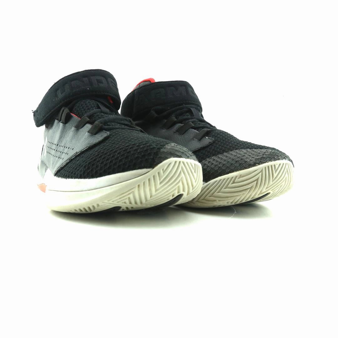 UNDER ARMOUR GET B ZEE Under Armour sport shoe shots