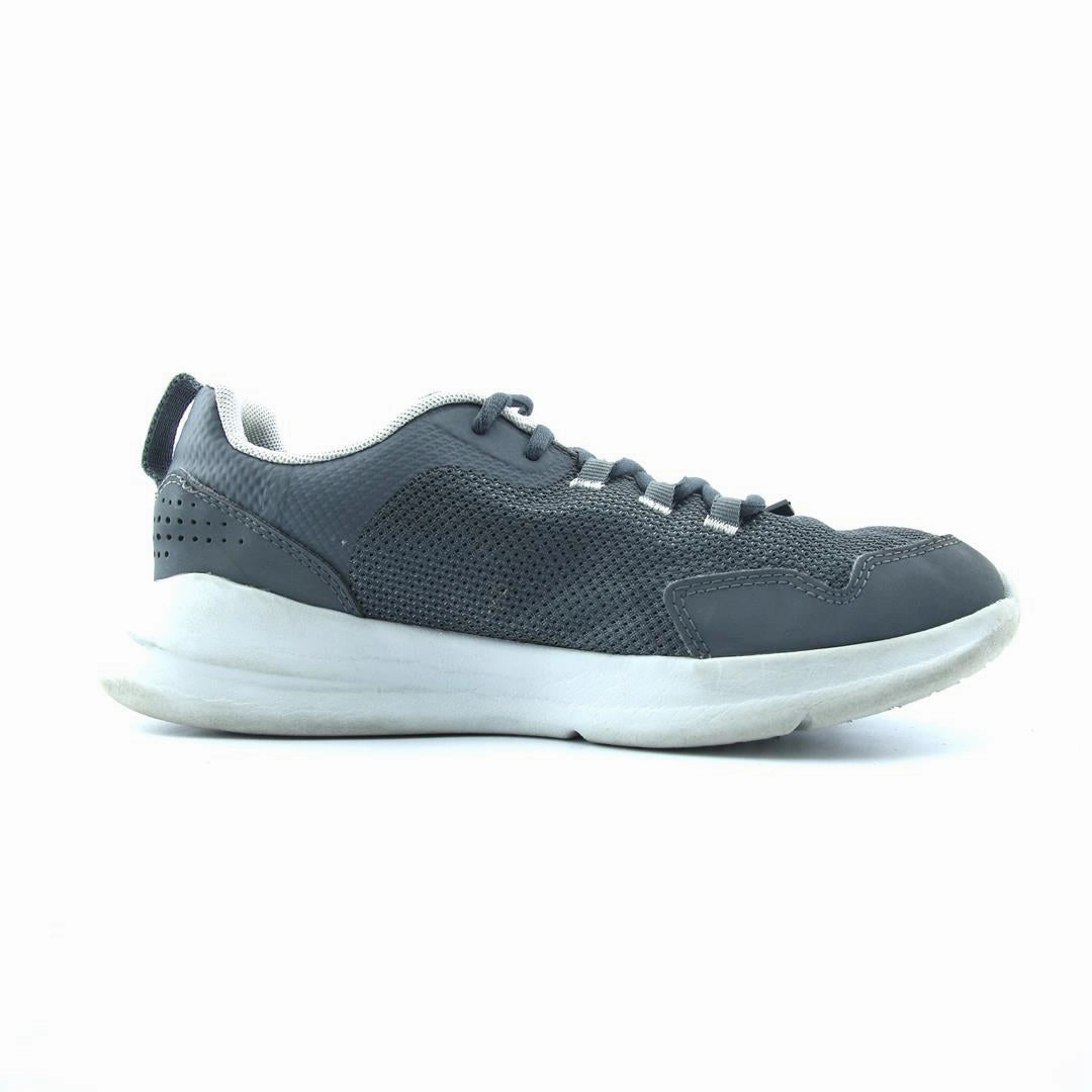 UNDER ARMOUR GRADE SCHOOL ESSENTIAL Under Armour trainer close-ups