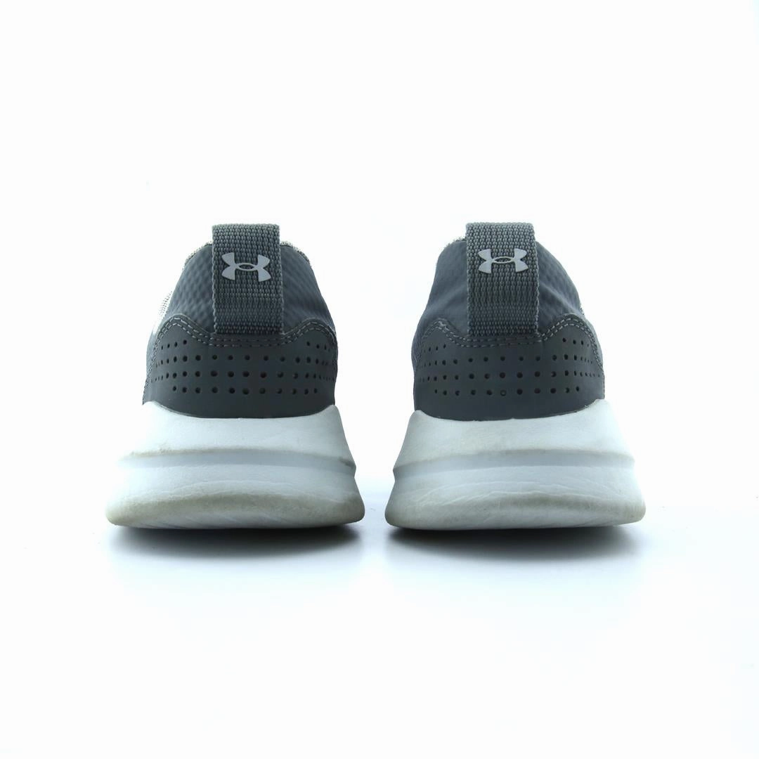 UNDER ARMOUR GRADE SCHOOL ESSENTIAL Under Armour trainer close-ups