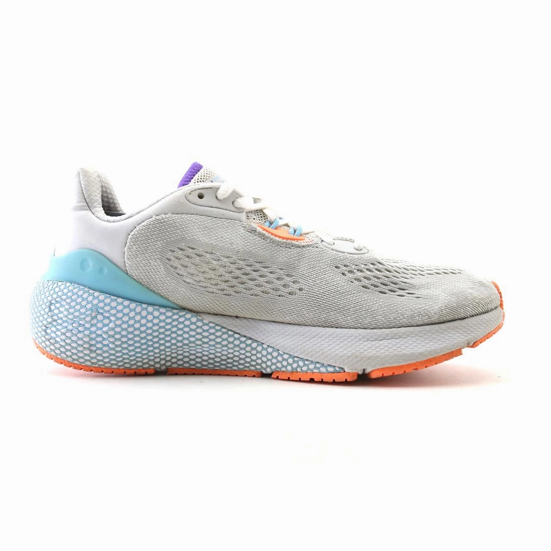 UNDER ARMOUR HOVR MACHINA 3 Under Armour trainer close-ups
