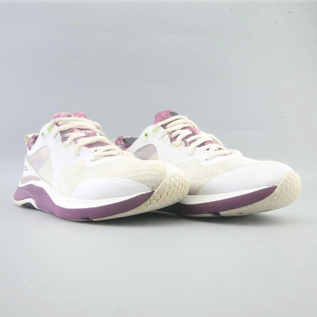 UNDER ARMOUR  HOVR OMNIA Under Armour trainer close-ups