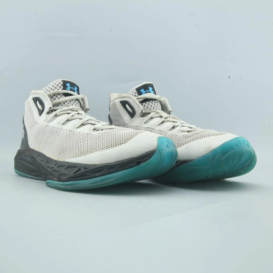 UNDER ARMOUR JET MID Under Armour performance footwear
