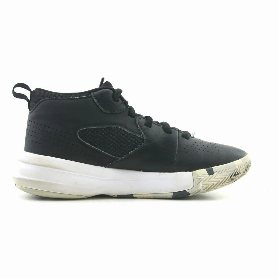 UNDER ARMOUR LOCKDOWN 5 Under Armour sport shoe shots