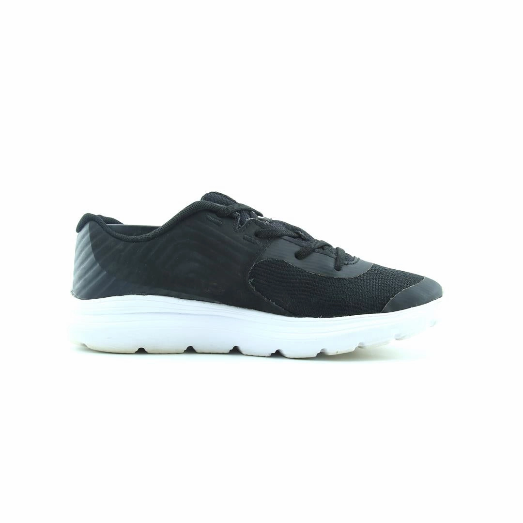 UNDER ARMOUR OUT HUSTLE Under Armour sport shoe shots