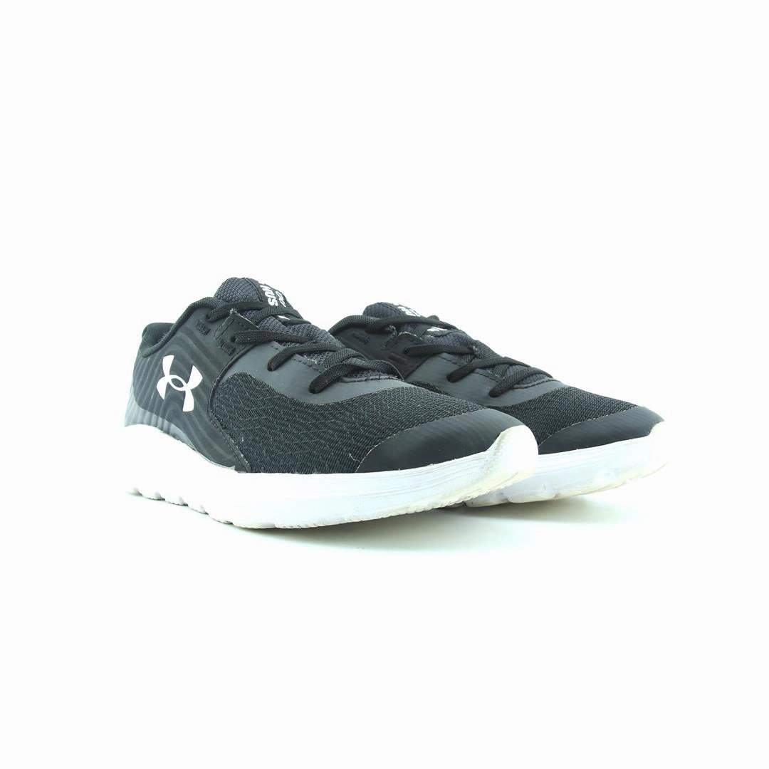 UNDER ARMOUR OUT HUSTLE Under Armour sport shoe shots