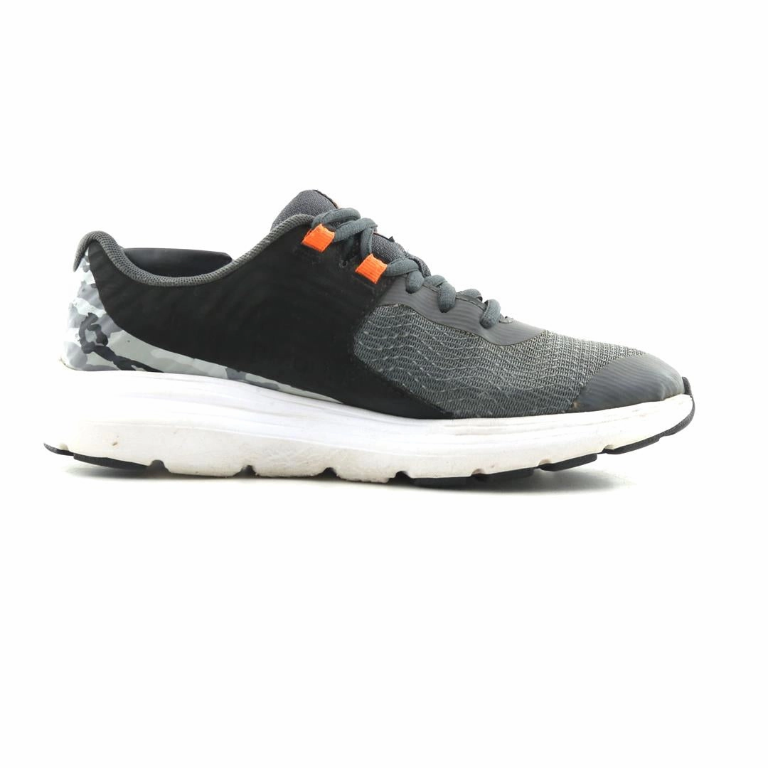 UNDER ARMOUR OUT HUSTLE Under Armour trainer close-ups