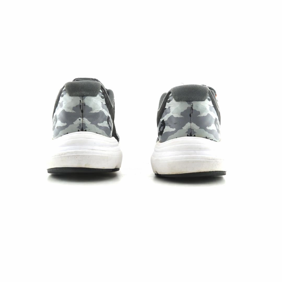 UNDER ARMOUR OUT HUSTLE Under Armour trainer close-ups