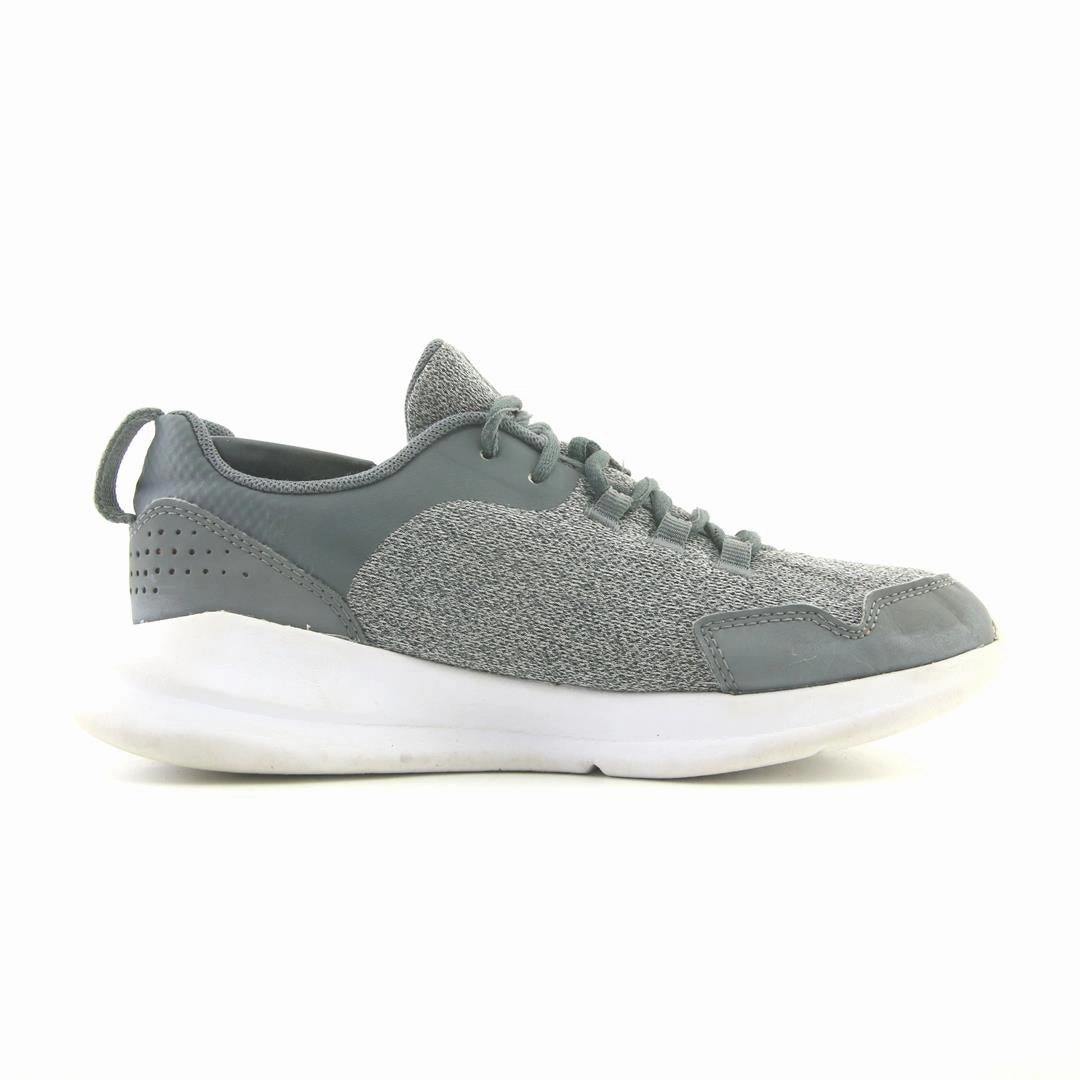 UNDER ARMOUR SCHOOL UA ESSENTIAL Under Armour trainer close-ups