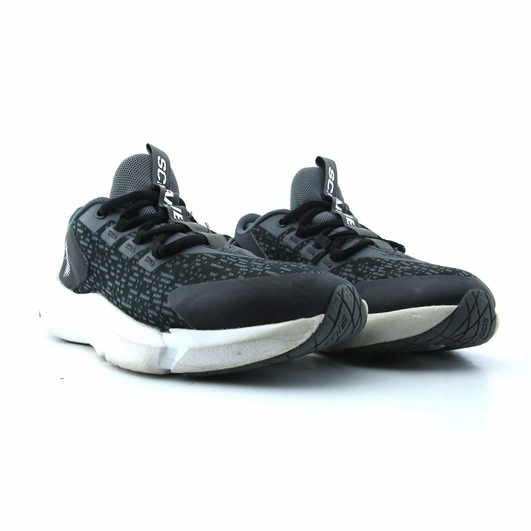 UNDER ARMOUR SCRAMJET 5 Under Armour trainer close-ups