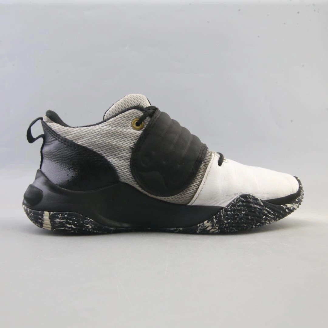 UNDER ARMOUR ZONE BB Under Armour trainer close-ups