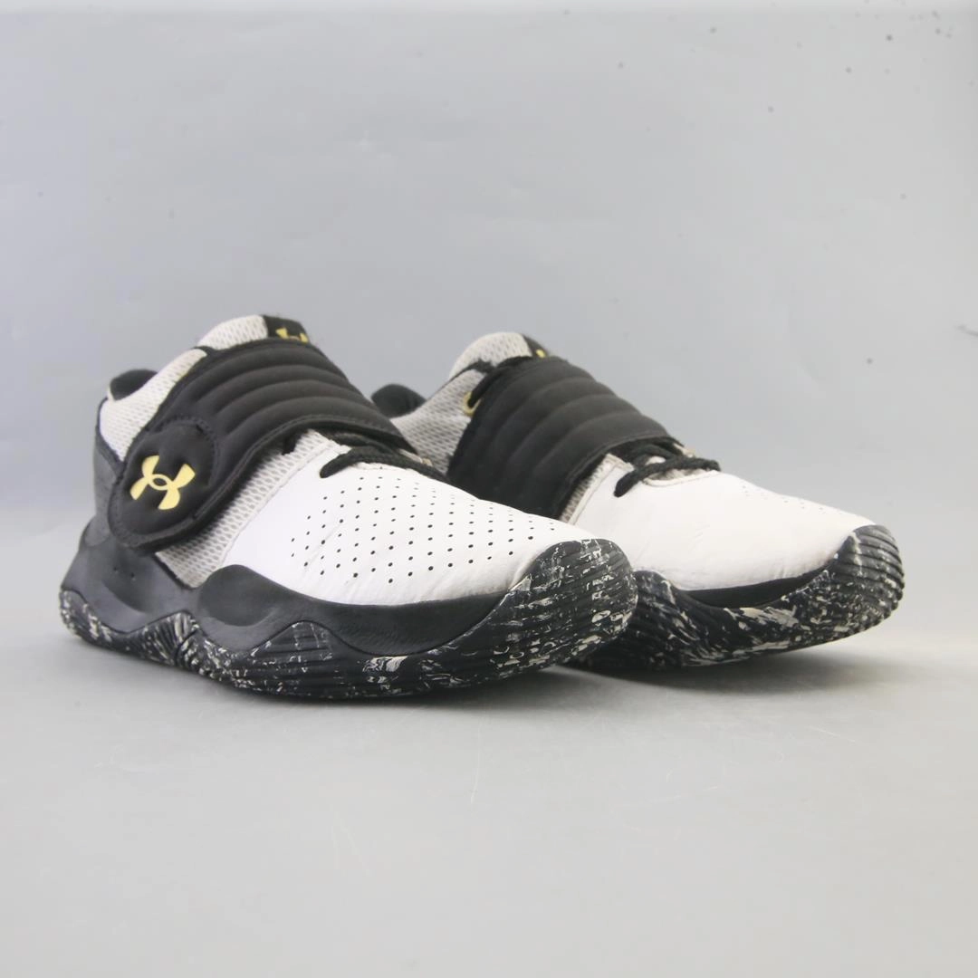 UNDER ARMOUR ZONE BB Under Armour trainer close-ups