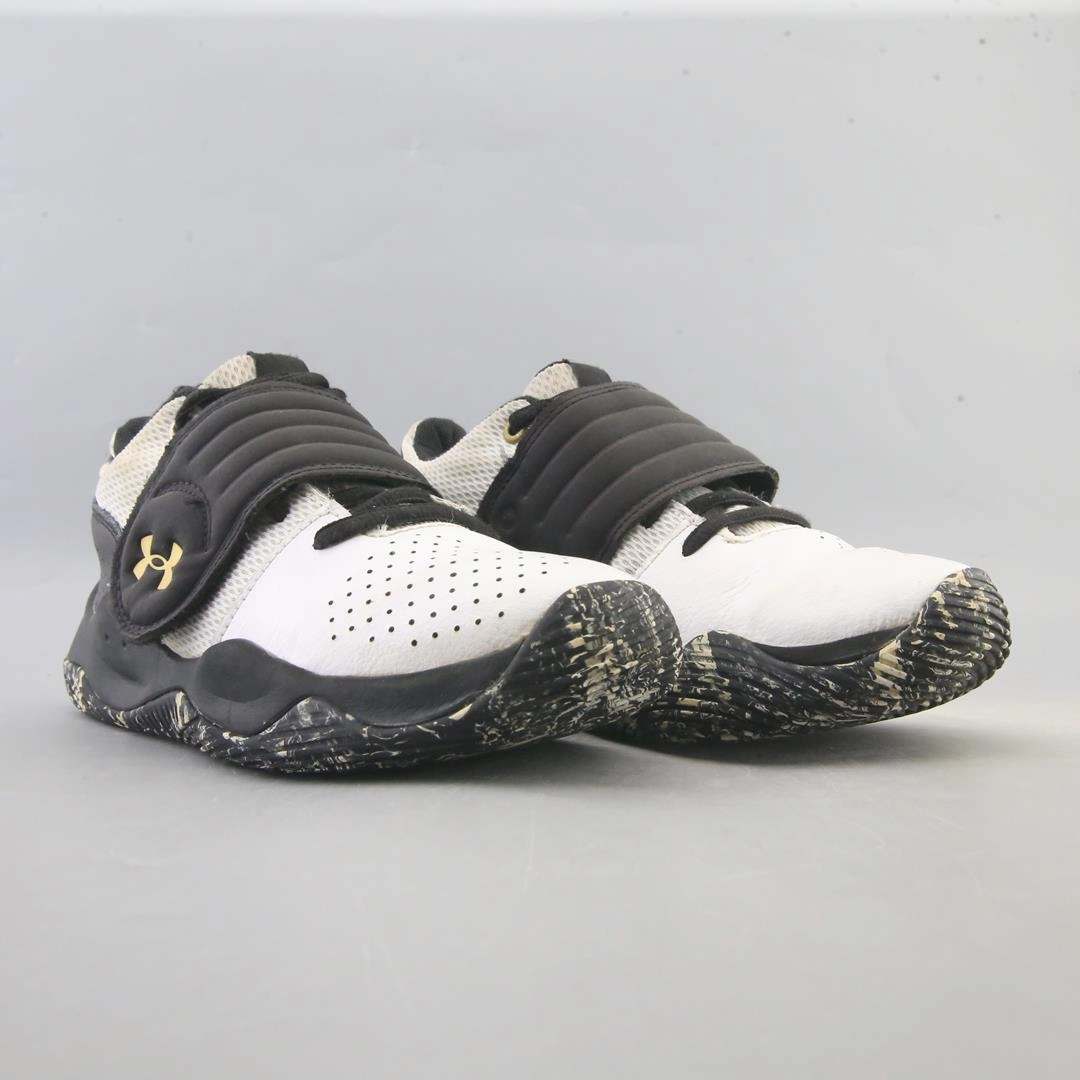 UNDER ARMOUR  ZONE BB Under Armour trainer close-ups