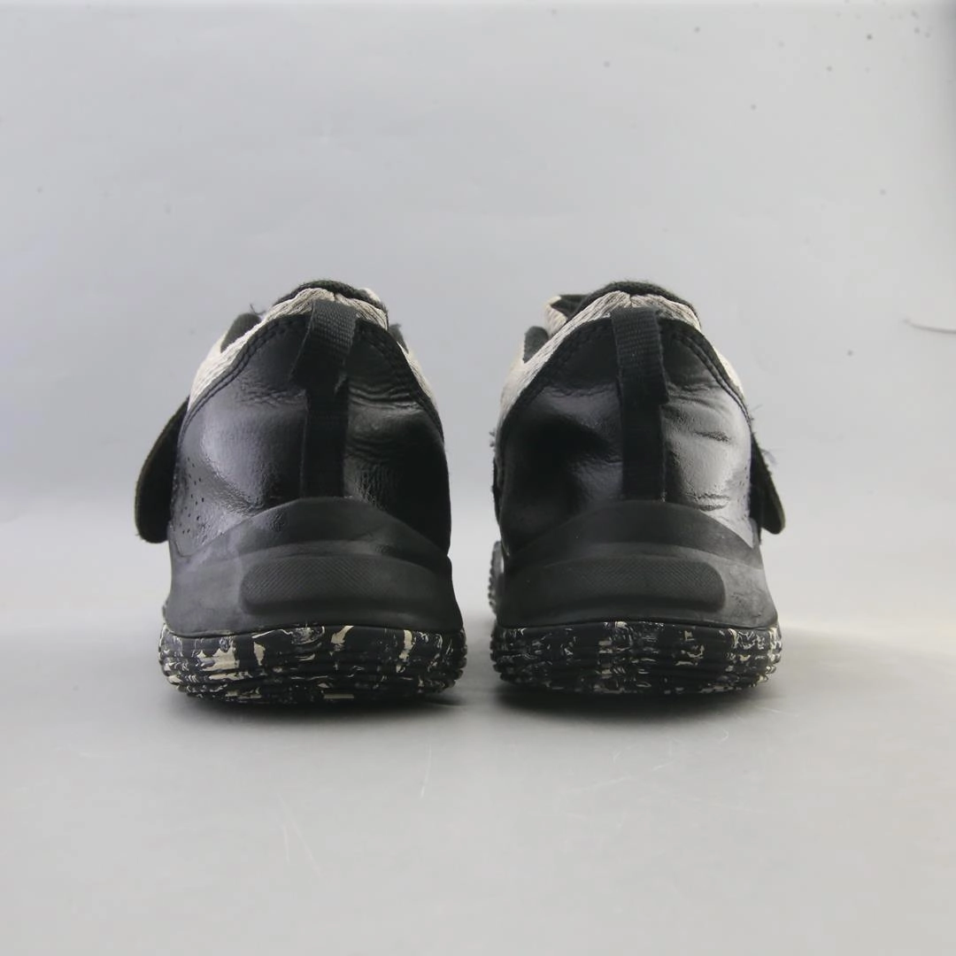 UNDER ARMOUR ZONE BB Under Armour trainer close-ups