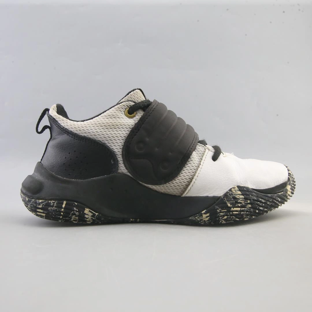 UNDER ARMOUR  ZONE BB Under Armour trainer close-ups