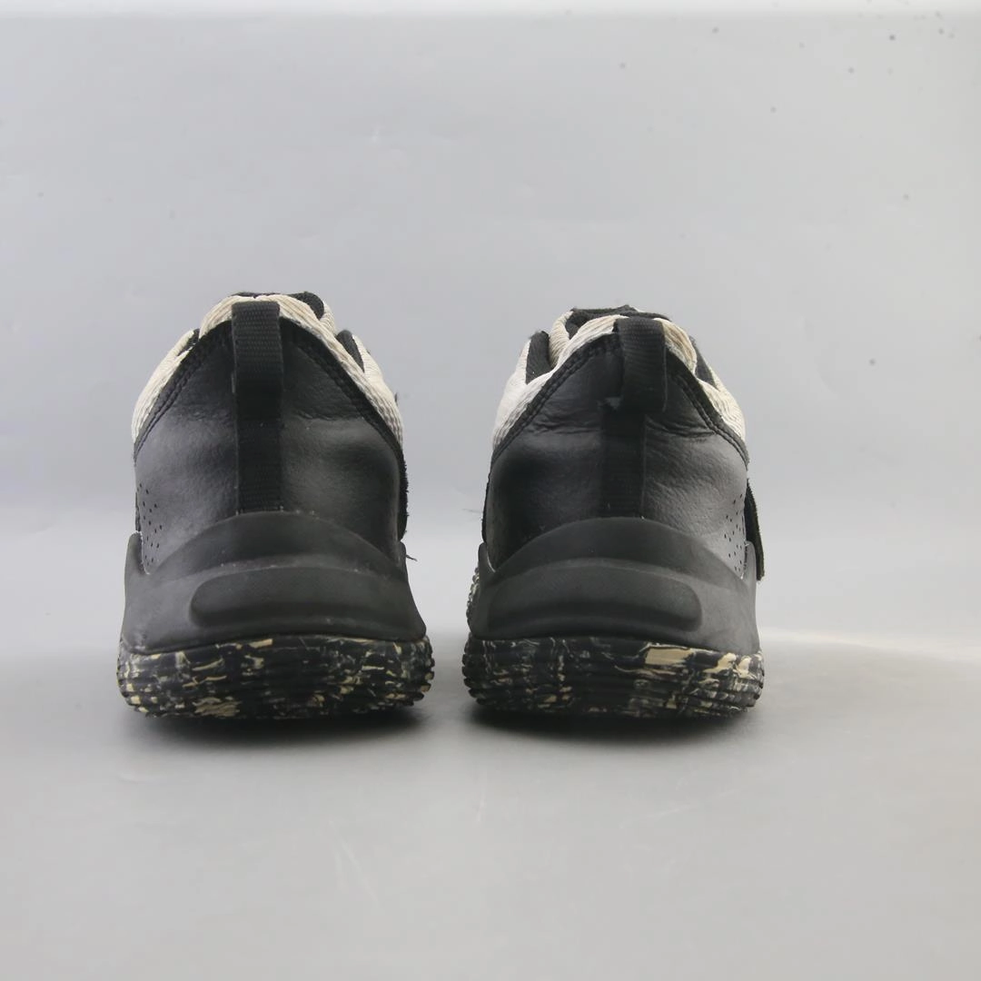 UNDER ARMOUR  ZONE BB Under Armour trainer close-ups