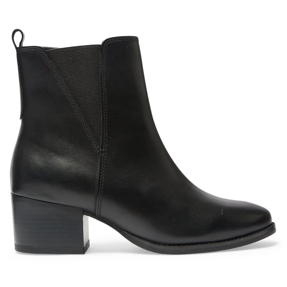 Venus Boot in Black Leather