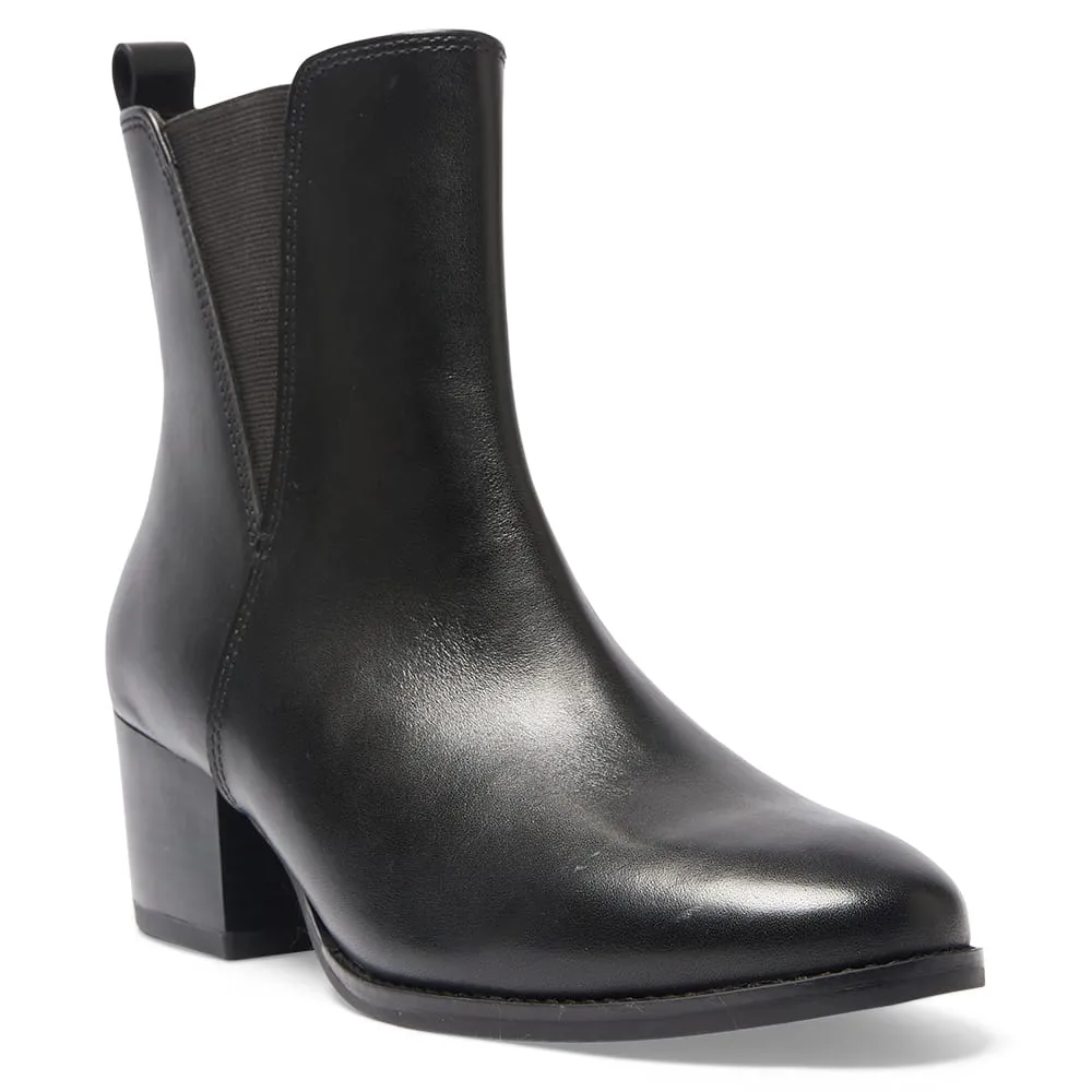 Venus Boot in Black Leather