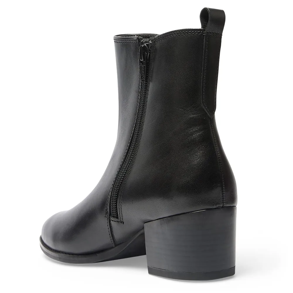 Venus Boot in Black Leather