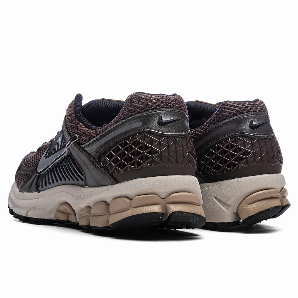 Women's Zoom Vomero 5 - Baroque Brown/Chrome/Light Orewood Brown/Hemp Nike Bold Logo Sneakers