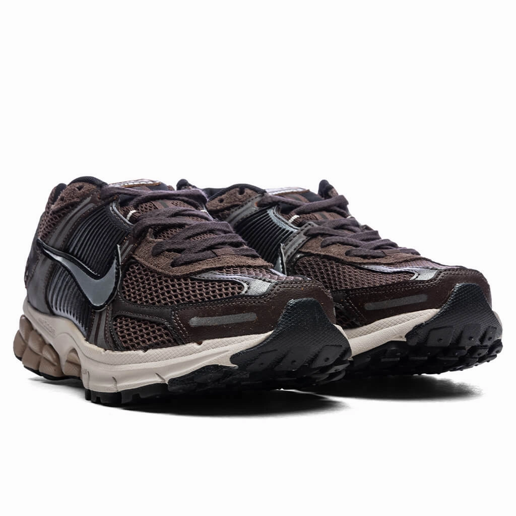 Women's Zoom Vomero 5 - Baroque Brown/Chrome/Light Orewood Brown/Hemp Nike Bold Logo Sneakers