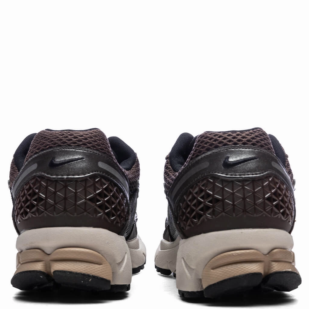 Women's Zoom Vomero 5 - Baroque Brown/Chrome/Light Orewood Brown/Hemp Nike Bold Logo Sneakers
